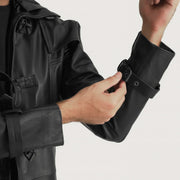 
Närbildsdetalj of Shirt collar with a large hood & Belted Hardware on Huntsman Svart Hooded Trenchcoat i Läder för Herr