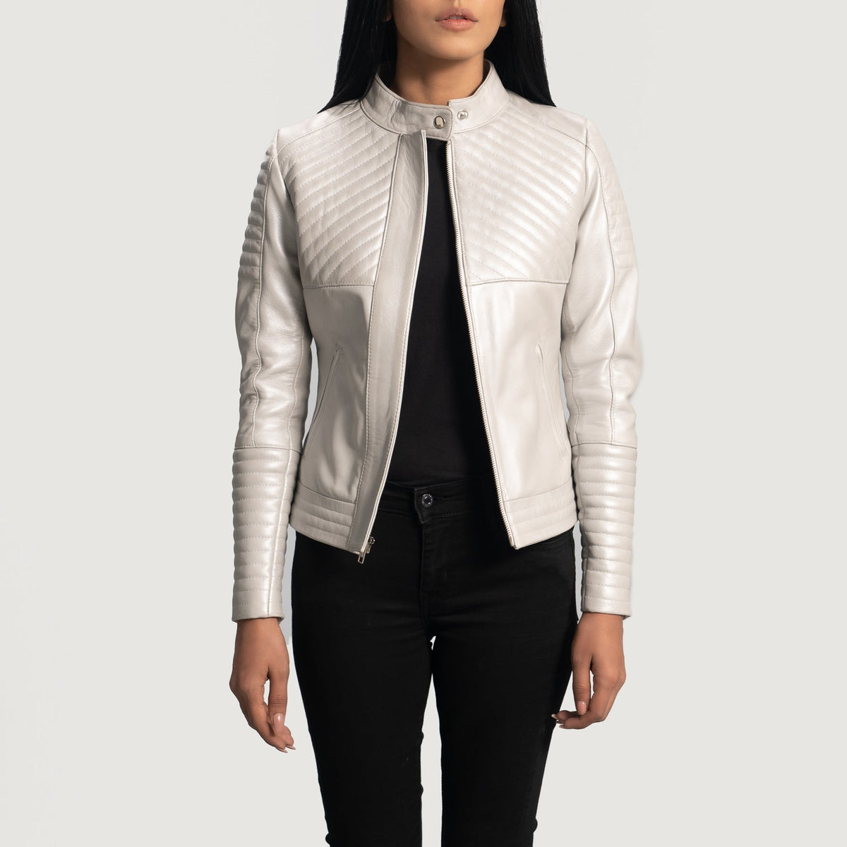 Ice Maiden Silver Quilted Leather Biker Jacket - Sidoprofil som visar ärmskärning