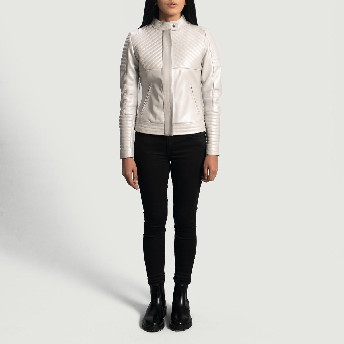 Close-Up Detail of Band with snap button &amp; Zipper Hardware on Women's Ice Maiden Silver Quilted Bikerjacka i Läder för Dam