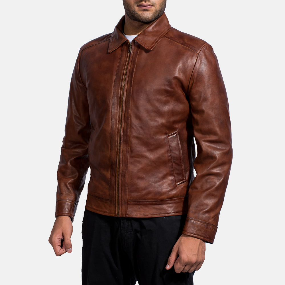 Styled Fit Perspective of Men's Inferno Brun Läderjacka för Herr on Model - Natural Daylight Drape
