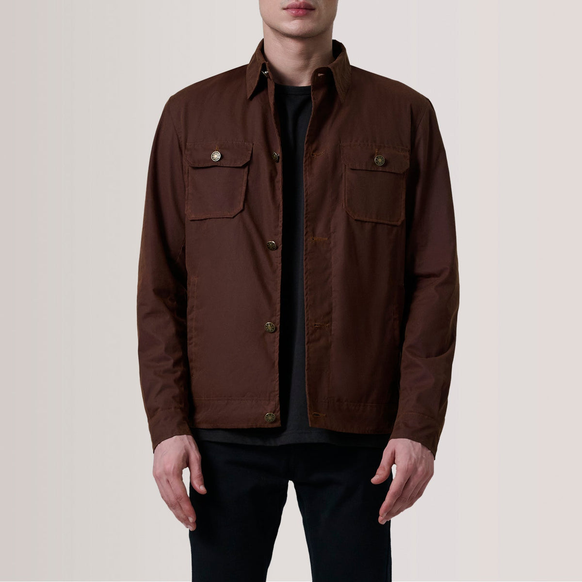 Irwin Brun Waxed Canvas Field Läderjacka för Herr For Men in Brown Waxed Cotton Canvas - Front Profile View &amp; Tailored Silhouette | Buy Online