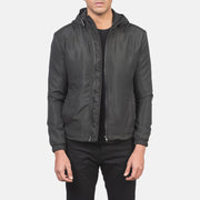 
Jimmy Svart Hooded Windbreaker Läderjacka för Herr in Black Polyester - Framifrån med skräddarsydd silhuett | Handla online