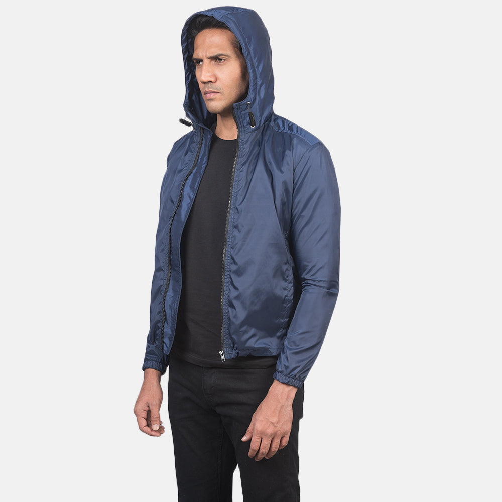Close-Up Detail of High Neck with Hood &amp; Zipper with wind flap Hardware on Men's Jimmy Blue Hooded Windbreaker Läderjacka för Herr