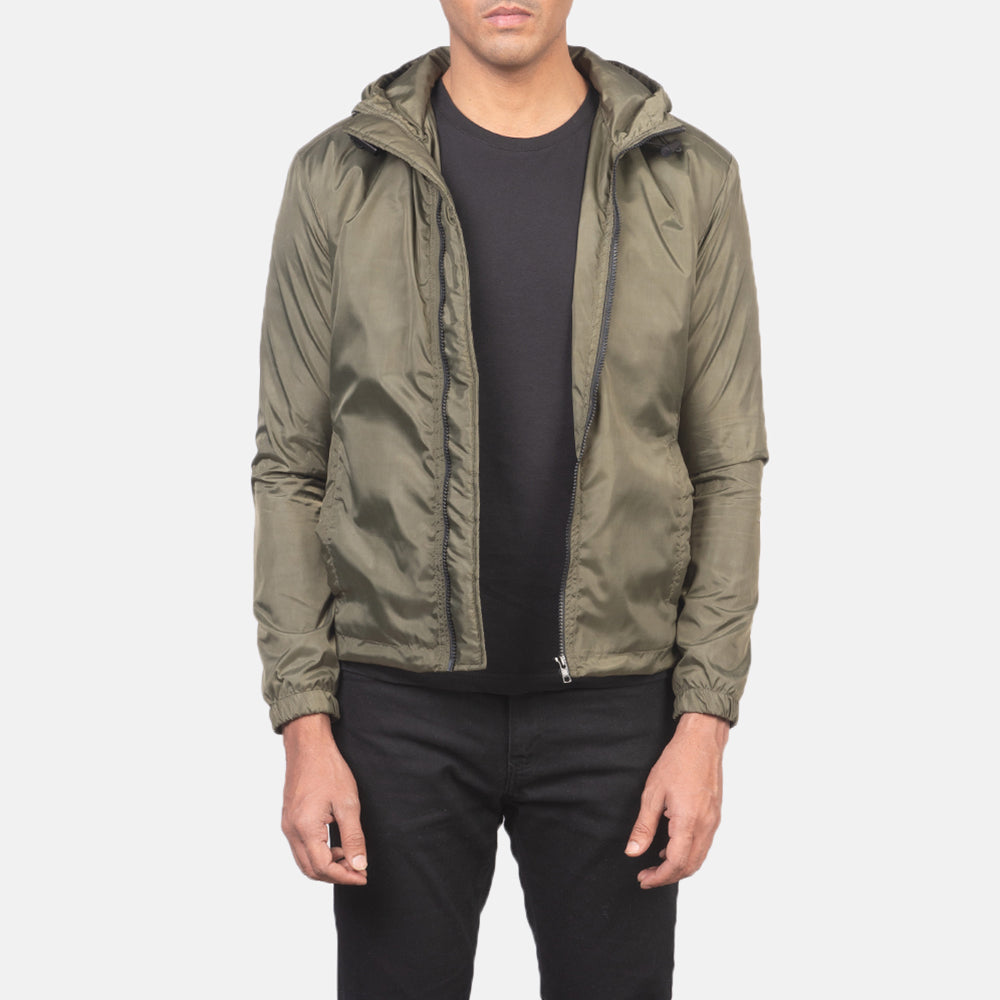 Jimmy Green Hooded Windbreaker Jacket in Green Nylon - Framifrån med skräddarsydd silhuett | Handla online