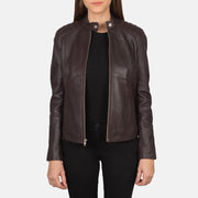 
Hantverksmässig fållkonstruktion på Kelsee Navy Blue Suede Biker Jacket