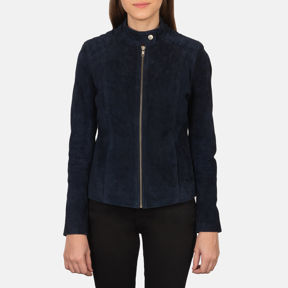 
Närbild på bandkrage med tryckknapp och dragkedja på Kelsee Navy Blue Suede Biker Jacket