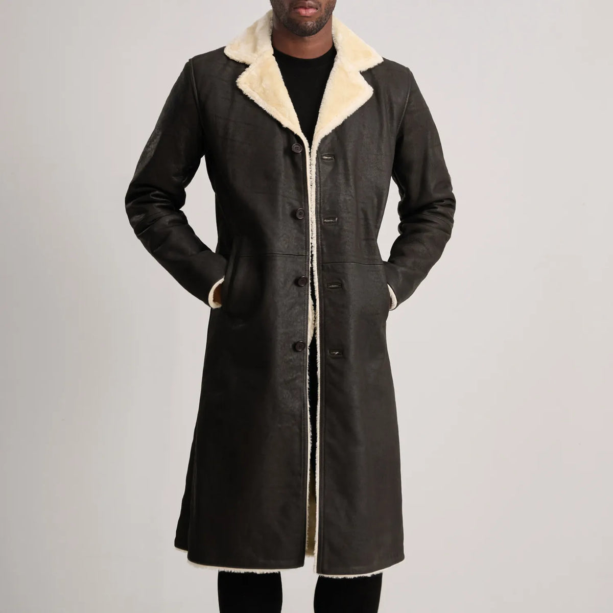 
Närbildsdetalj of Notch & Button Hardware on Kolby Tumbled Brown Shearling Long Coat