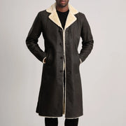 
Närbildsdetalj of Notch & Button Hardware on Kolby Tumbled Brown Shearling Long Coat