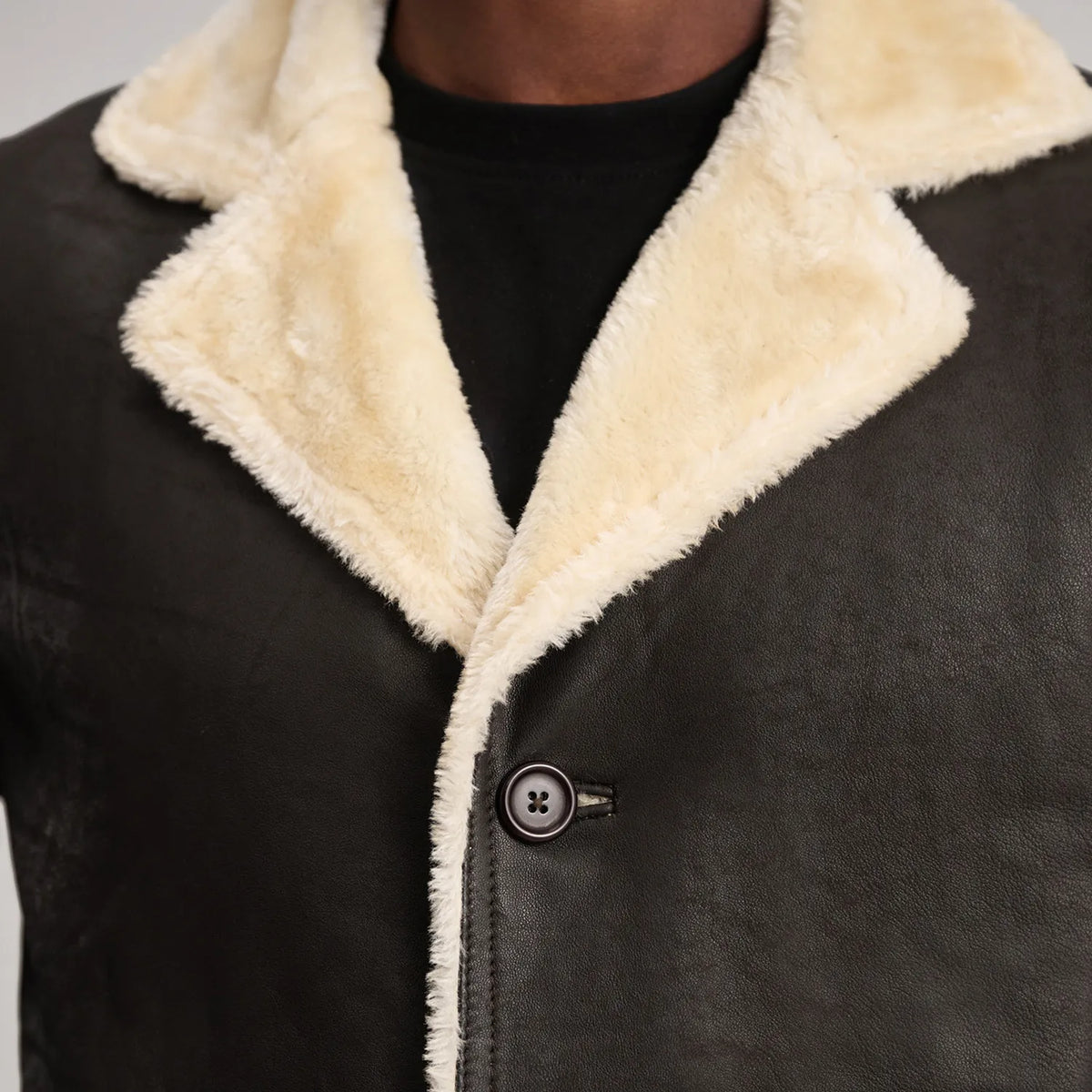 
Insida Showing Fully faux fur lined & Två funktionella innerfickor