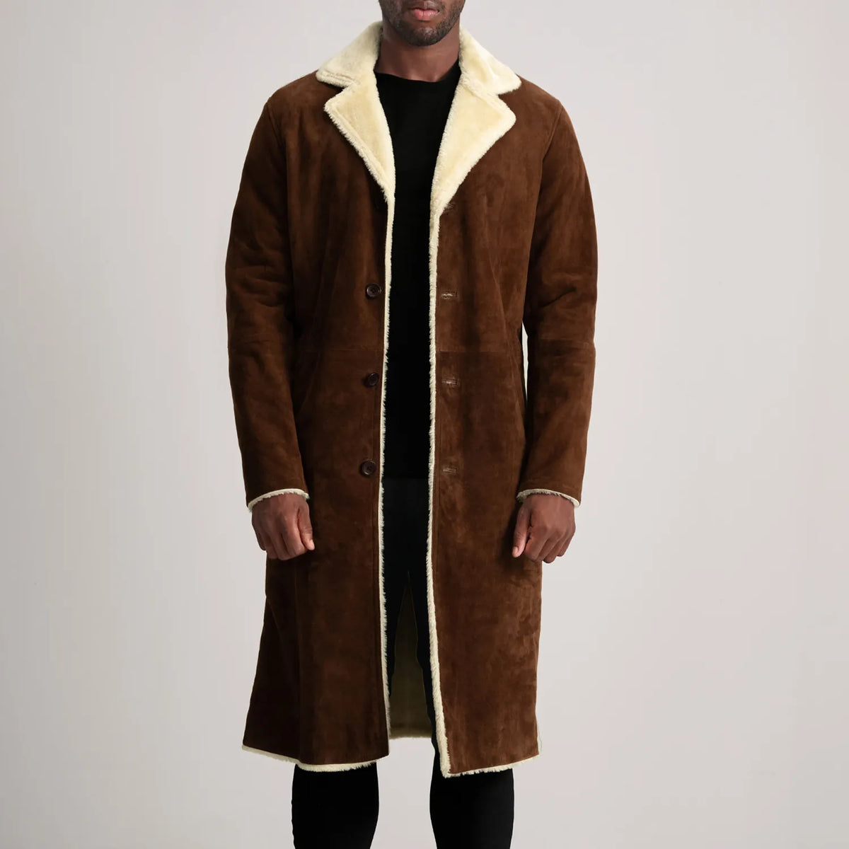 
Kolby Brown Suede Shearling Long Coat in Brown Goatskin Suede - Framifrån med skräddarsydd silhuett | Handla online
