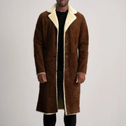 
Kolby Brown Suede Shearling Long Coat in Brown Goatskin Suede - Framifrån med skräddarsydd silhuett | Handla online