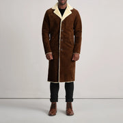 
Kolby Brown Suede Shearling Long Coat - Sidoprofil som visar ärmskärning
