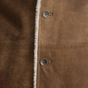 
Närbildsdetalj of Notch & Button Hardware on Kolby Distressed Brown Shearling Long Coat