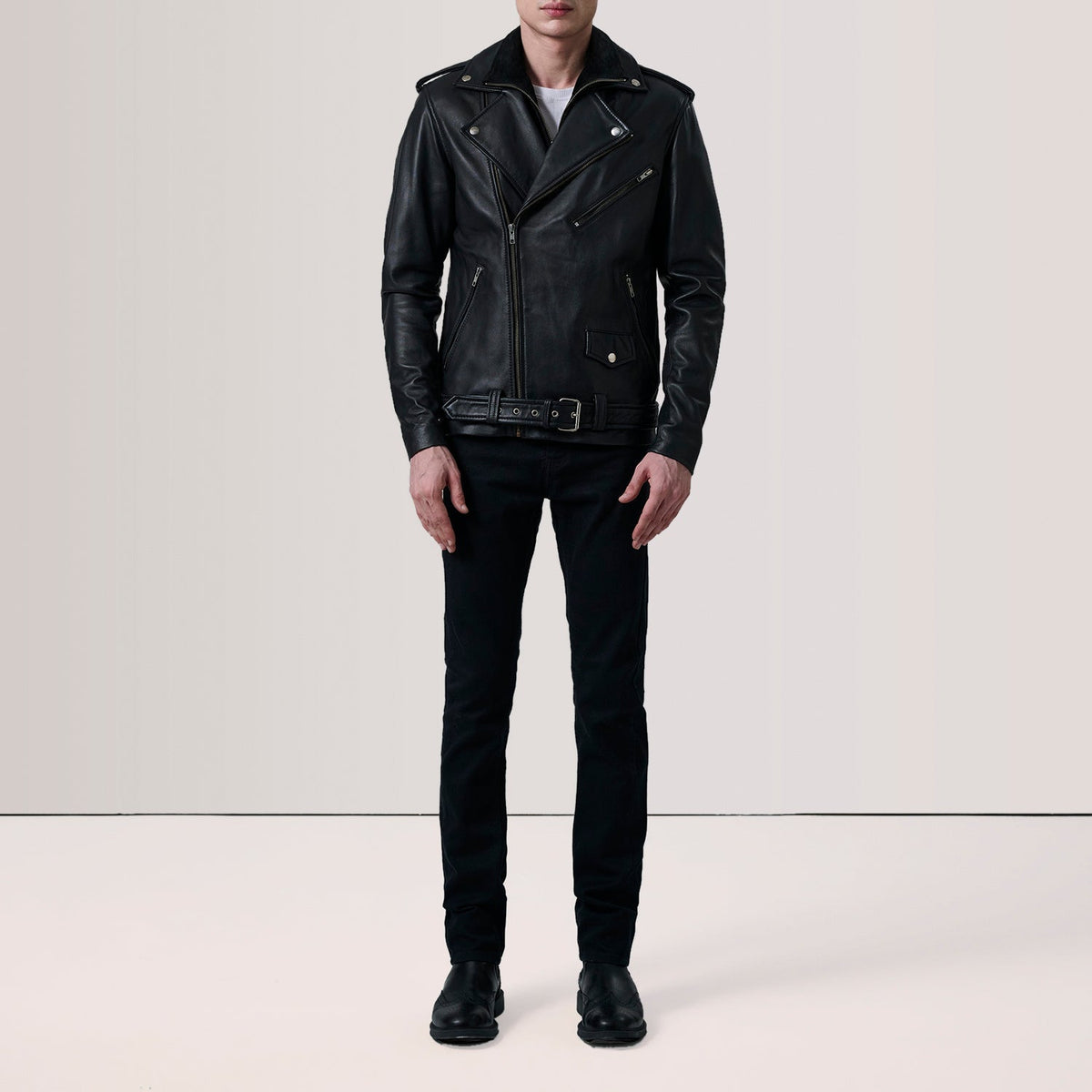 
Black Sheepskin Leather Biker Jacket - Bakifrån med perfekt axelpassform och ren fåll