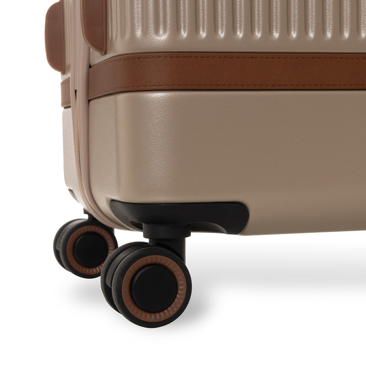 Large Suitcase Zuna för Dam - Lateral Side Profile View Showing Sleeve Cut &amp; Athletic Taper Fit