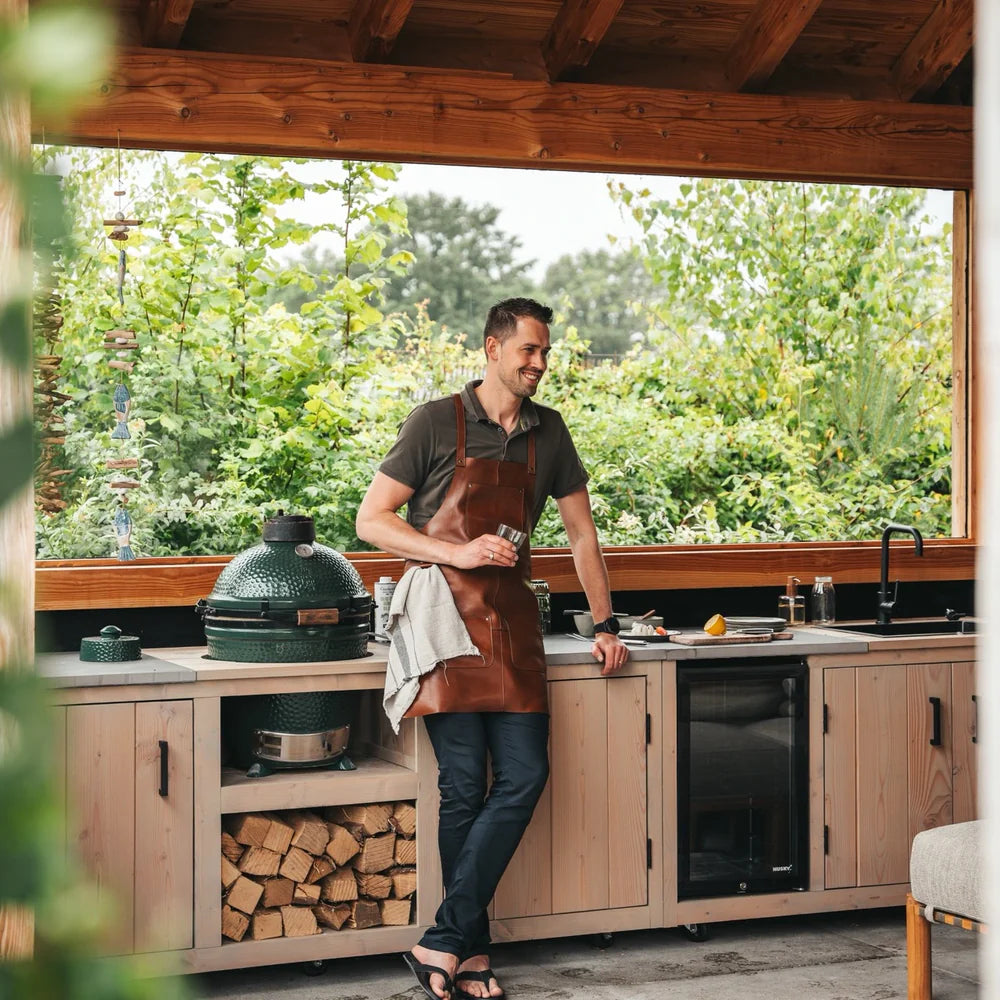 Leather Apron Churrasco för Dam - Lateral Side Profile View Showing Sleeve Cut &amp; Athletic Taper Fit