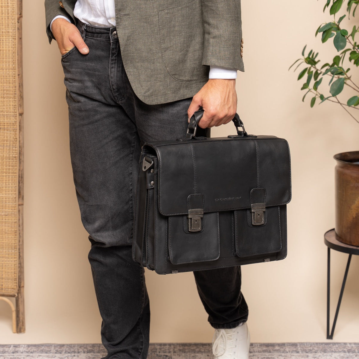 Solid Antique Brass Hardware &amp; Heavy-Duty Dual Zipper Detail on Springfield Full-Grain Leather Briefcase för Dam