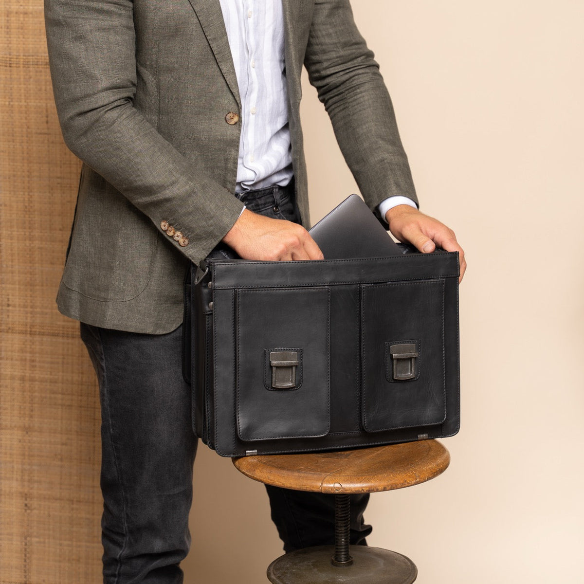 Springfield Full-Grain Leather Briefcase för Dam - Structured Side Profile Showing Gusset Depth &amp; Expansion Capacity