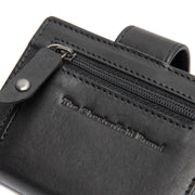 
Solid Antique Brass Hardware & Heavy-Duty Dual Zipper Detail on Barrea Fullnarvsläder Korthållare