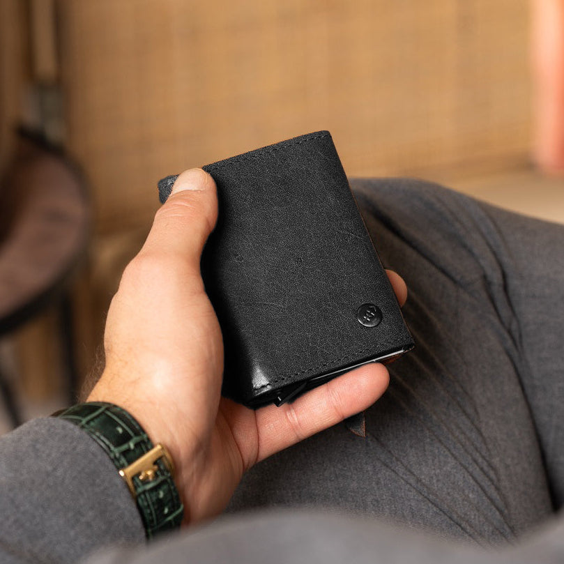 
Classic 100% Full-Grain Leather Card Holder - Bakifrån med förstärkta läderremmar och sömmar