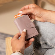 
Classic 100% Full-Grain Leather Card Holder - Bakifrån med förstärkta läderremmar och sömmar