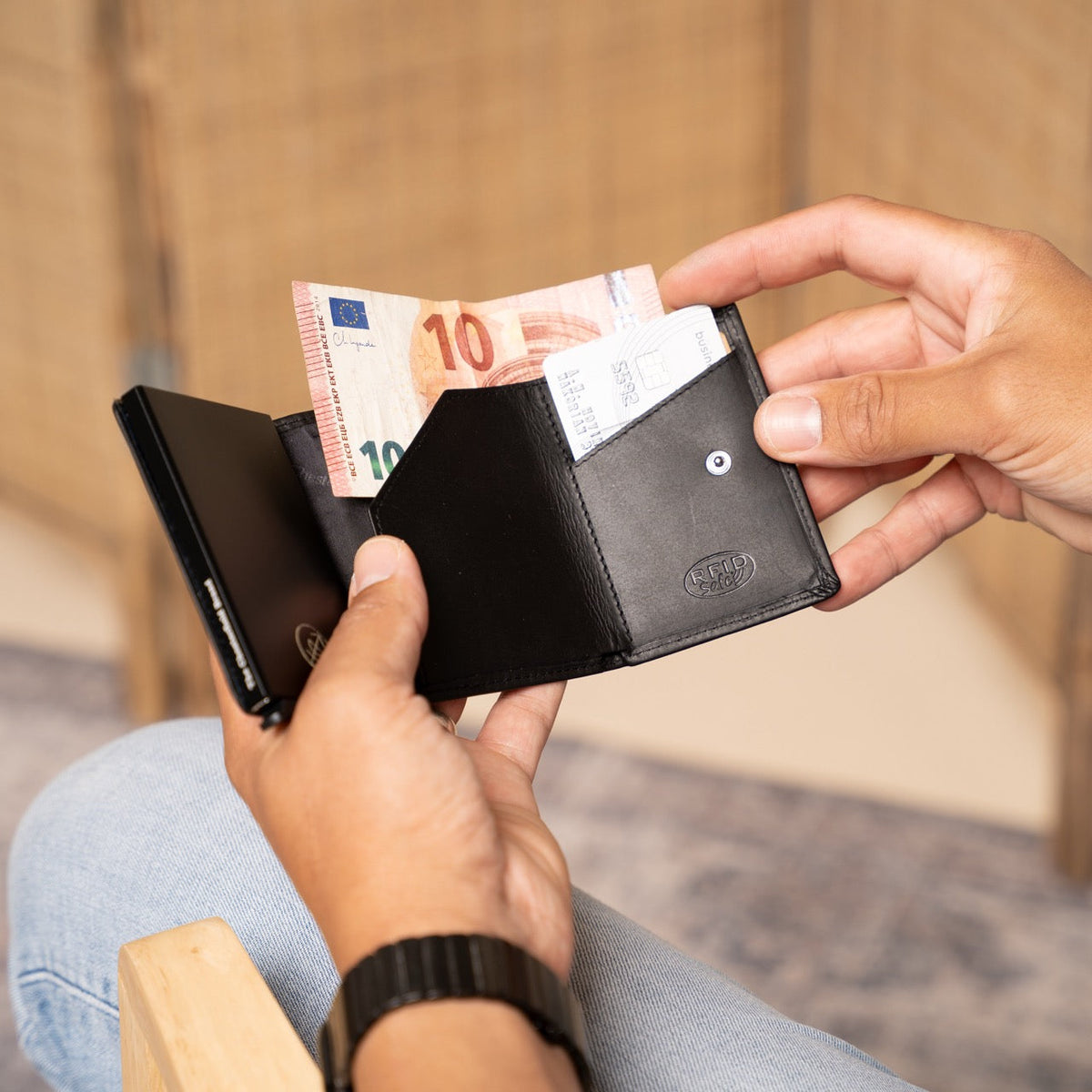 Lancaster Full-Grain Leather Card Holder för Dam - Structured Side Profile Showing Gusset Depth &amp; Expansion Capacity