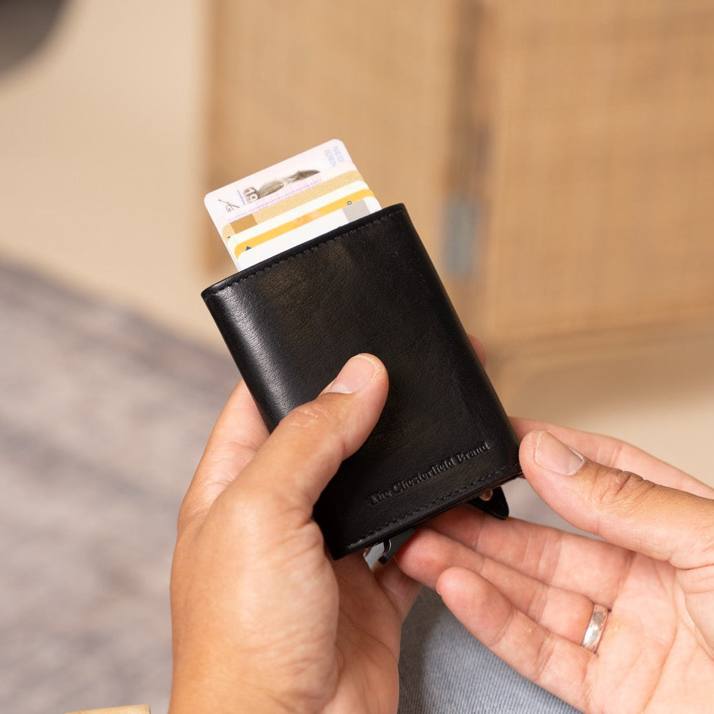 
Classic 100% Full-Grain Leather Card Holder - Bakifrån med förstärkta läderremmar och sömmar