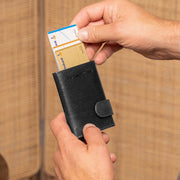 
Classic 100% Full-Grain Leather Card Holder - Bakifrån med förstärkta läderremmar och sömmar