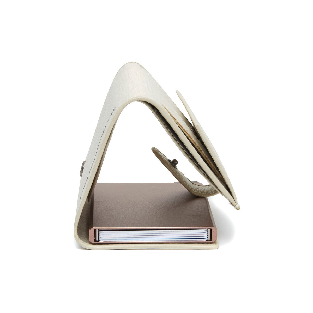 Solid Antique Brass Hardware &amp; Heavy-Duty Dual Zipper Detail on Sabana Full-Grain Leather Card Holder för Dam