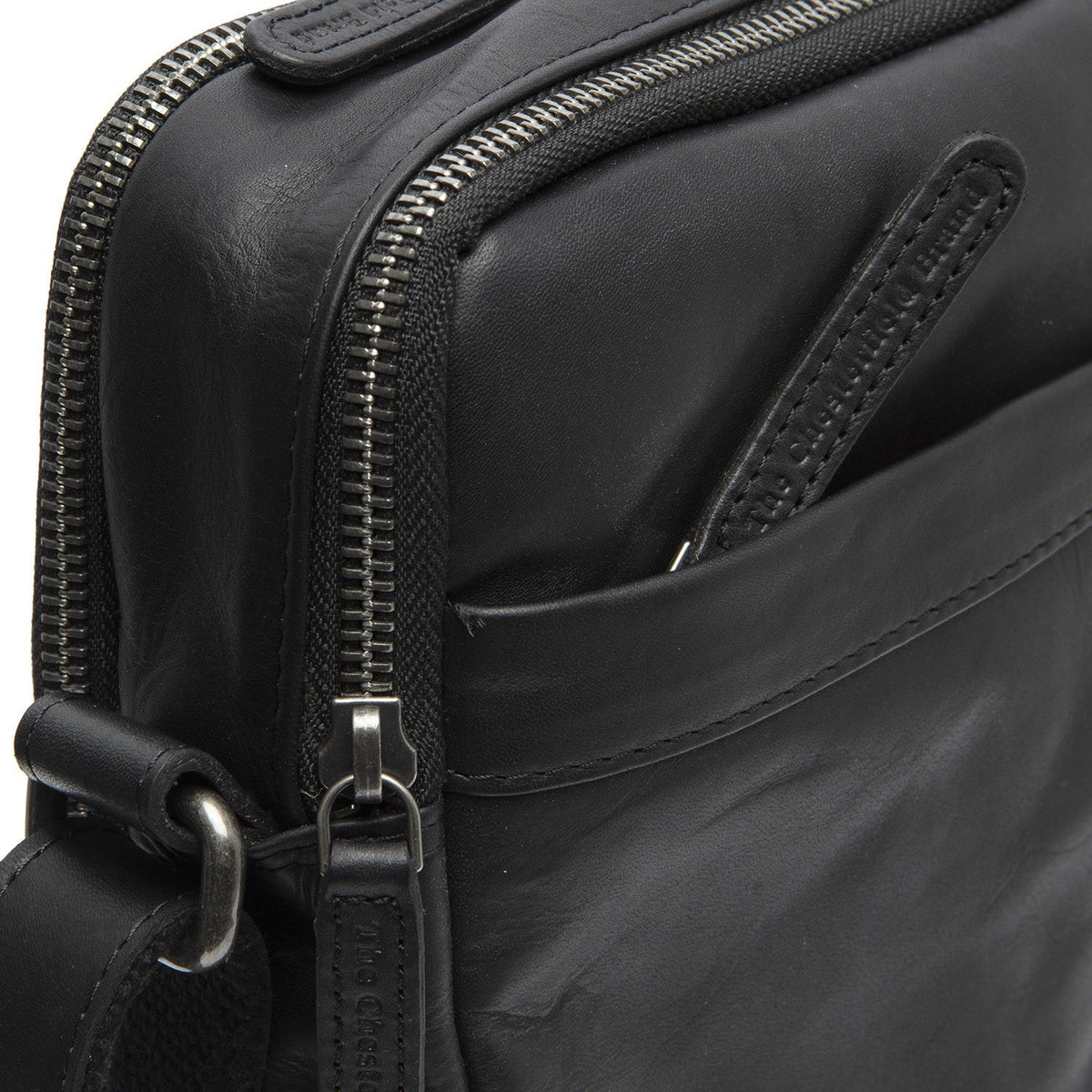 Solid Antique Brass Hardware &amp; Heavy-Duty Dual Zipper Detail on Alva Full-Grain Leather Crossbody Bag för Herr