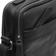 Solid Antique Brass Hardware &amp; Heavy-Duty Dual Zipper Detail on Alva Full-Grain Leather Crossbody Bag för Herr