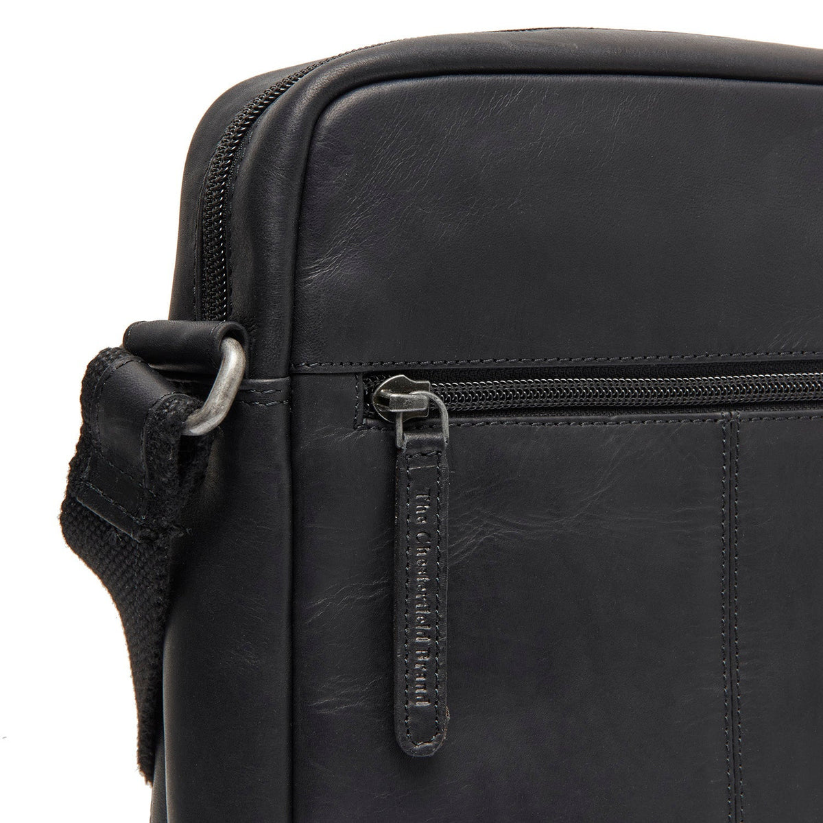 Solid Antique Brass Hardware &amp; Heavy-Duty Dual Zipper Detail on Anzora Full-Grain Leather Crossbody Bag för Herr