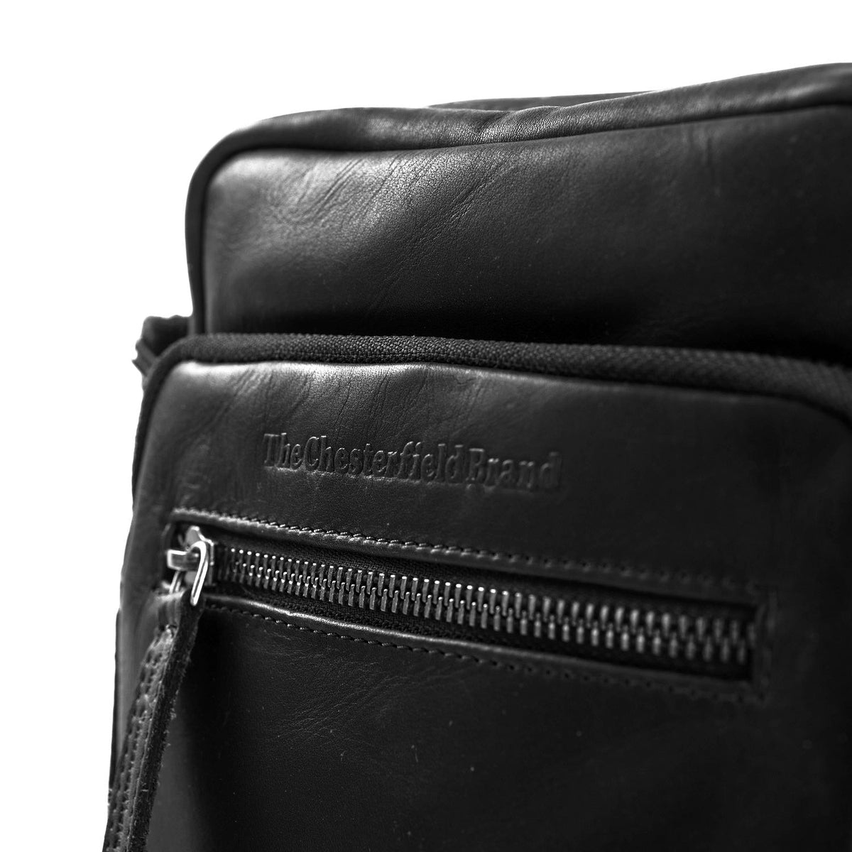
Solid Antique Brass Hardware & Heavy-Duty Dual Zipper Detail on Birmingham Crossbodyväska i läder