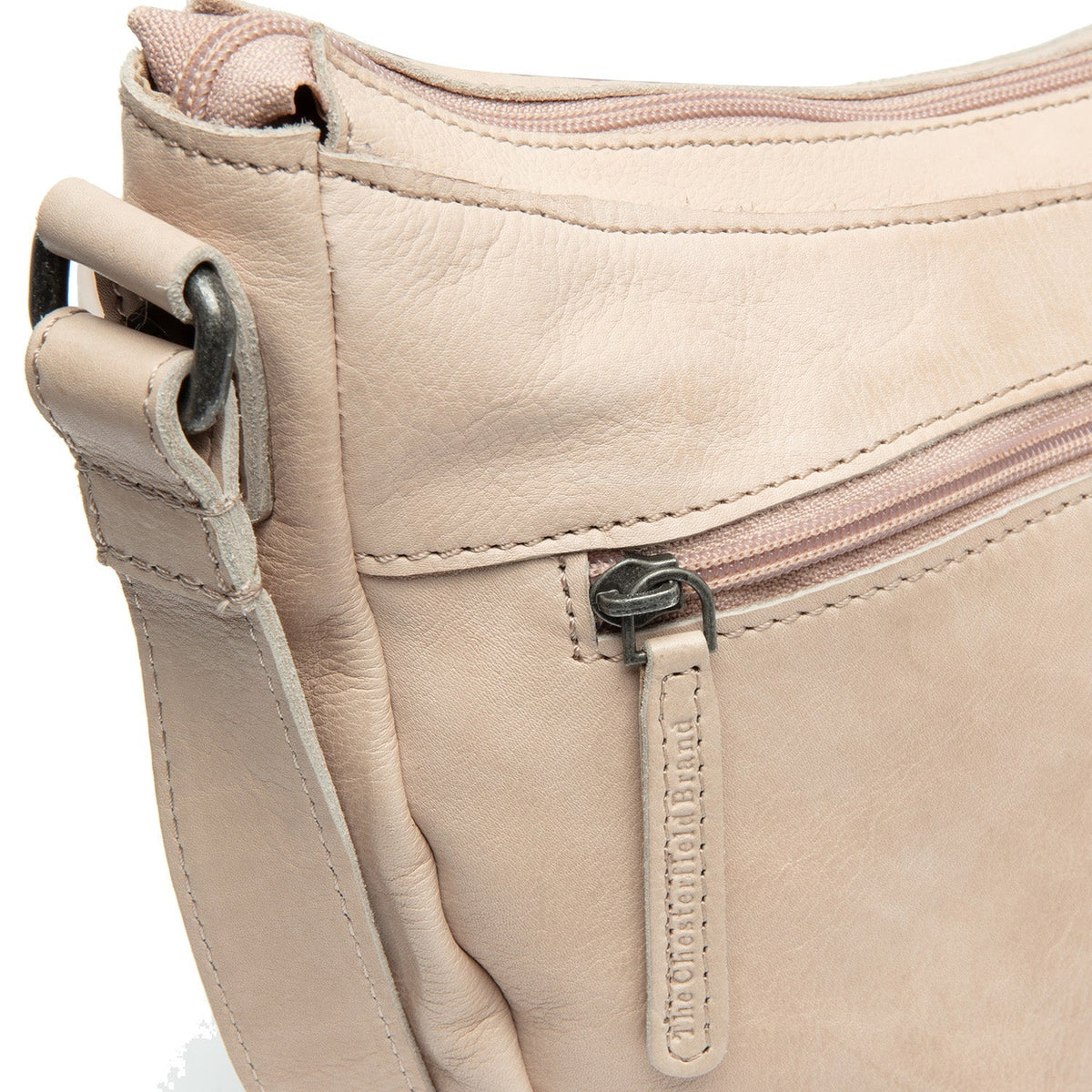 
Solid Antique Brass Hardware & Heavy-Duty Dual Zipper Detail on Clarita Crossbodyväska i läder