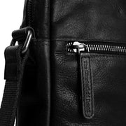 Solid Antique Brass Hardware &amp; Heavy-Duty Dual Zipper Detail on Dessau Full-Grain Leather Crossbody Bag för Herr