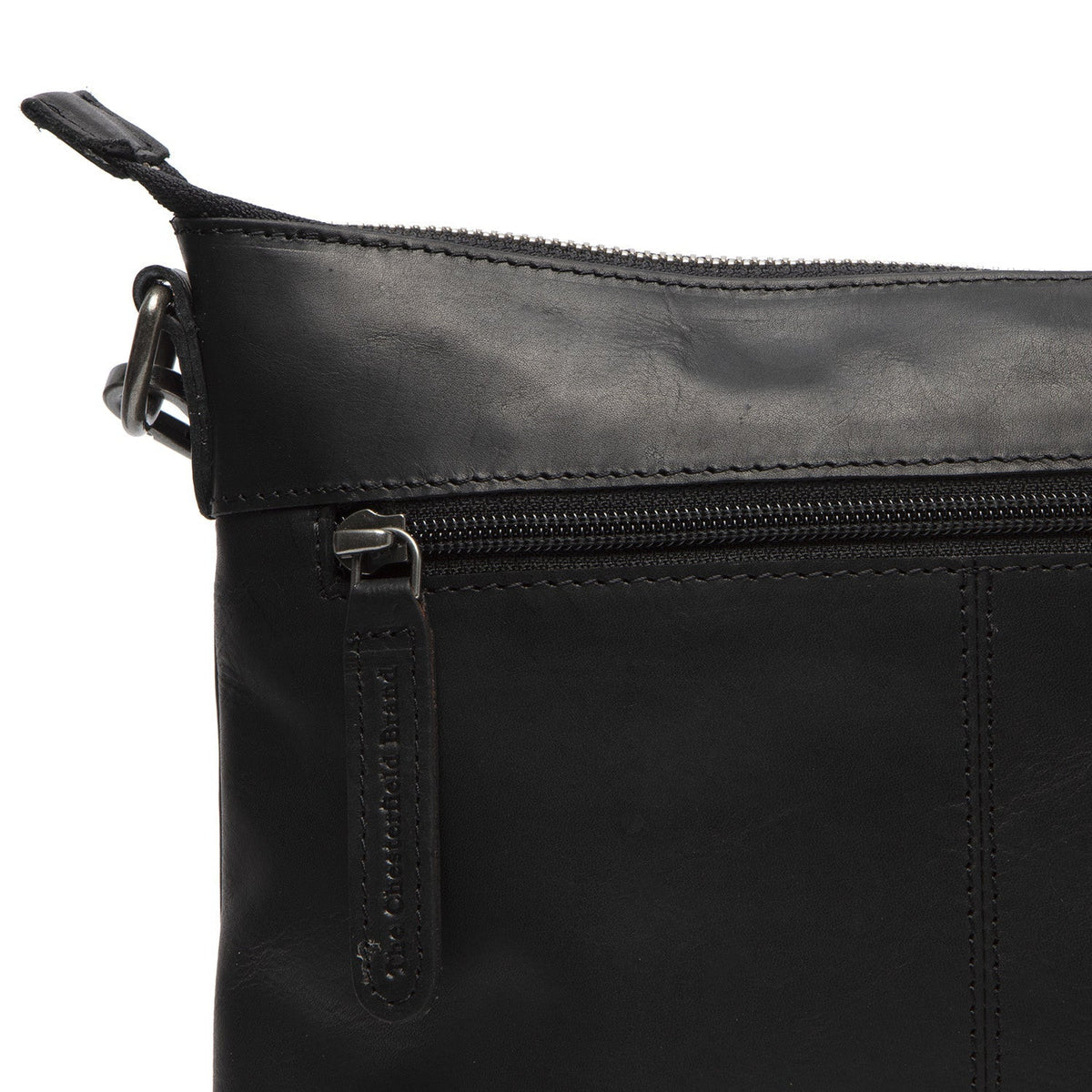
Solid Antique Brass Hardware & Heavy-Duty Dual Zipper Detail on Faro Crossbodyväska i läder