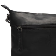 
Solid Antique Brass Hardware & Heavy-Duty Dual Zipper Detail on Faro Crossbodyväska i läder