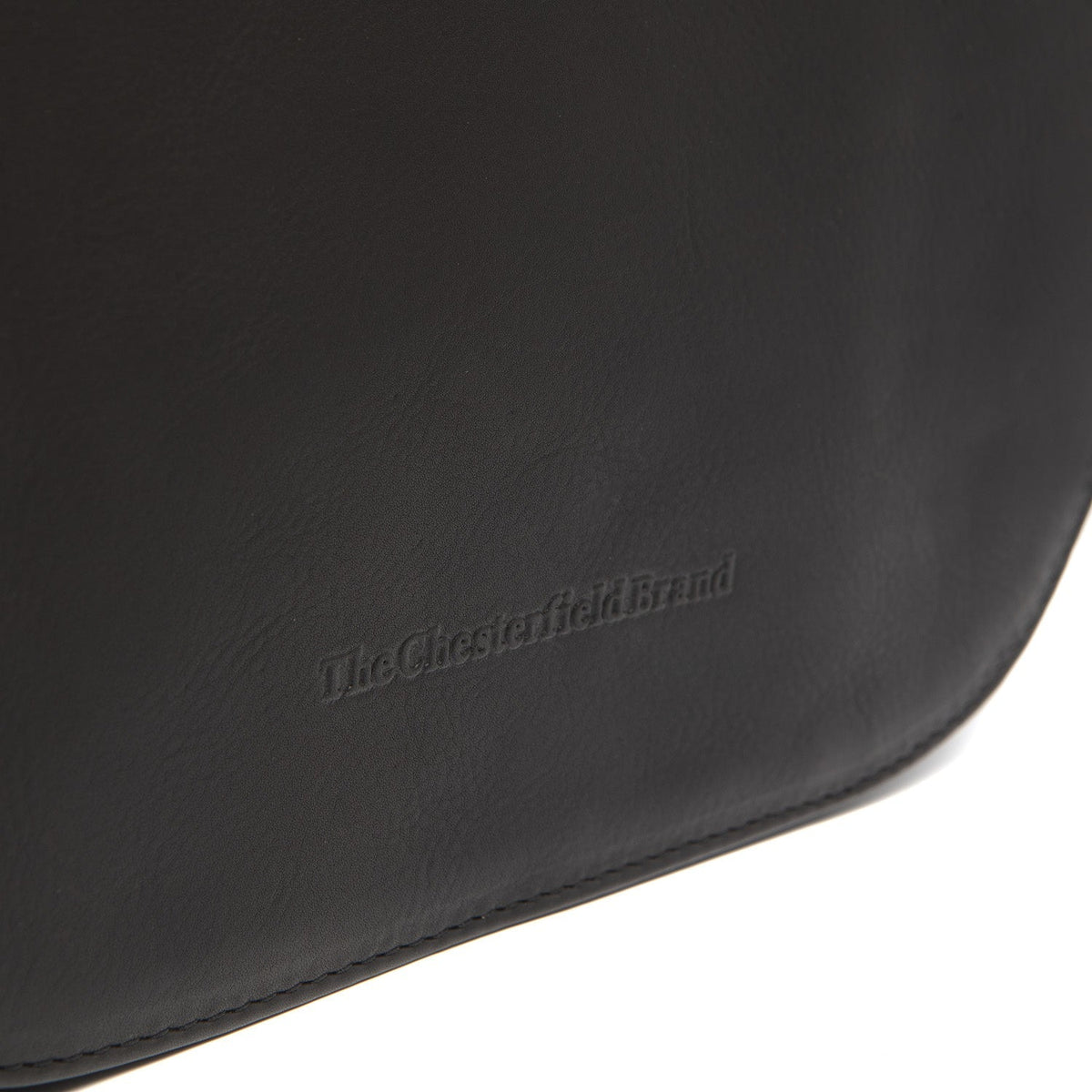 
Solid Antique Brass Hardware & Heavy-Duty Dual Zipper Detail on Millie Crossbodyväska i läder