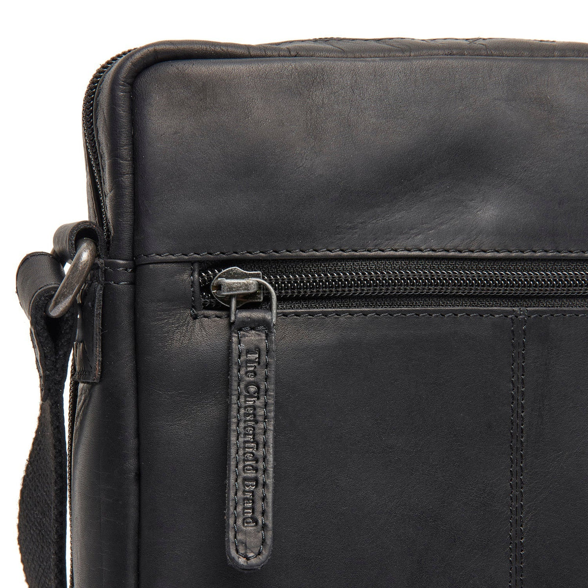 
Solid Antique Brass Hardware & Heavy-Duty Dual Zipper Detail on Montira Crossbodyväska i läder