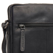 
Solid Antique Brass Hardware & Heavy-Duty Dual Zipper Detail on Montira Crossbodyväska i läder