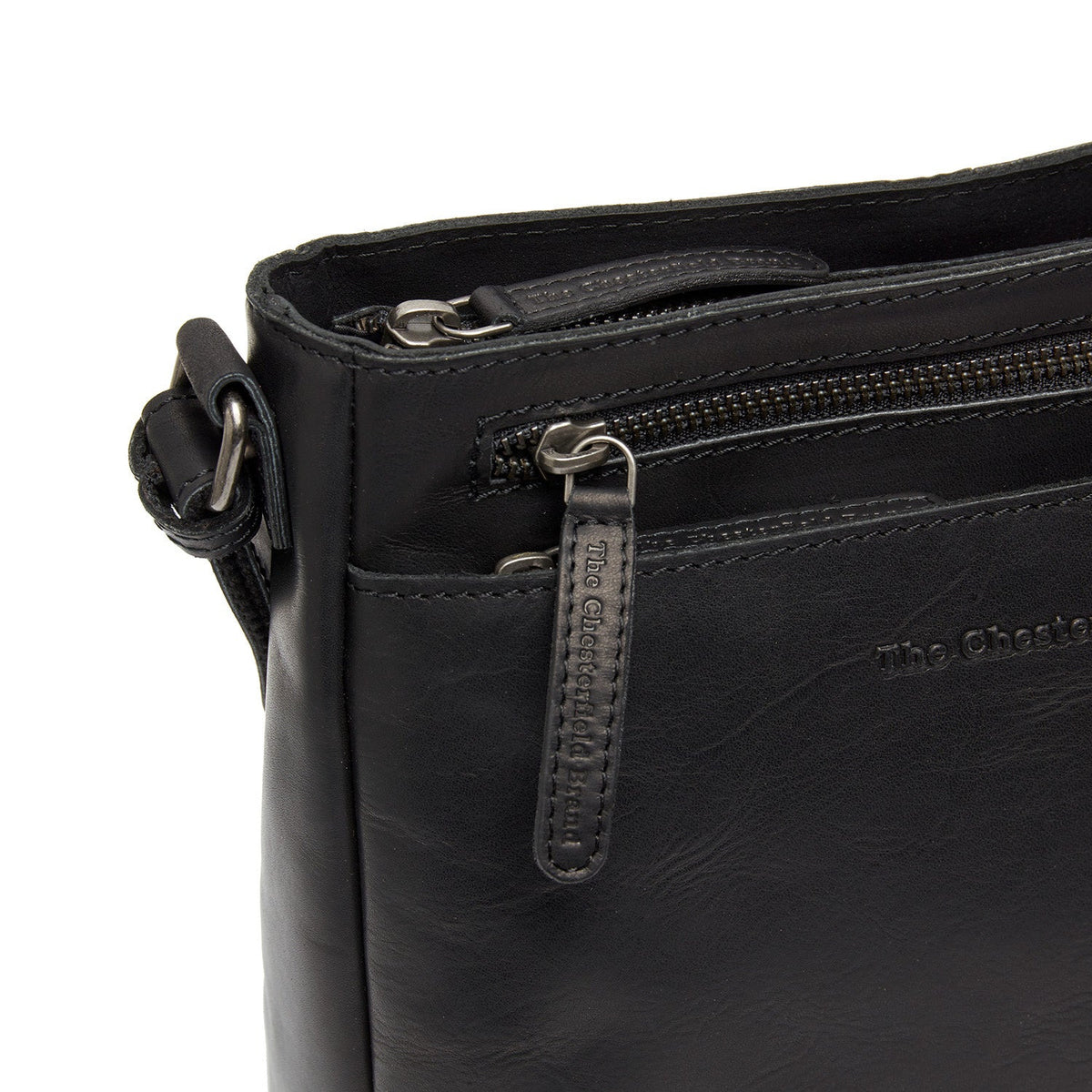 
Solid Antique Brass Hardware & Heavy-Duty Dual Zipper Detail on Mumbai Crossbodyväska i läder