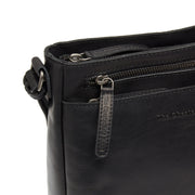
Solid Antique Brass Hardware & Heavy-Duty Dual Zipper Detail on Mumbai Crossbodyväska i läder