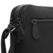 
Nebraska Crossbodyväska i läder - Bakifrån med förstärkta läderremmar och sömmar