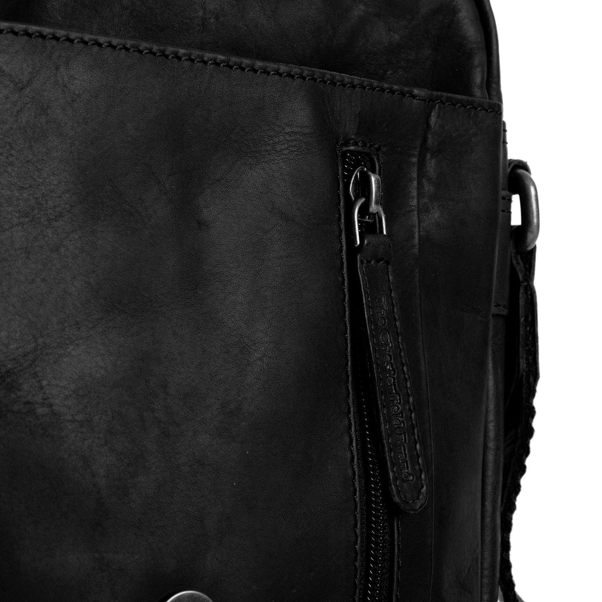 
Solid Antique Brass Hardware & Heavy-Duty Dual Zipper Detail on Remy Crossbodyväska i läder