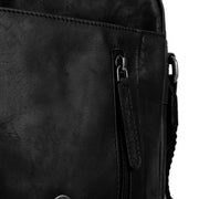 
Solid Antique Brass Hardware & Heavy-Duty Dual Zipper Detail on Remy Crossbodyväska i läder