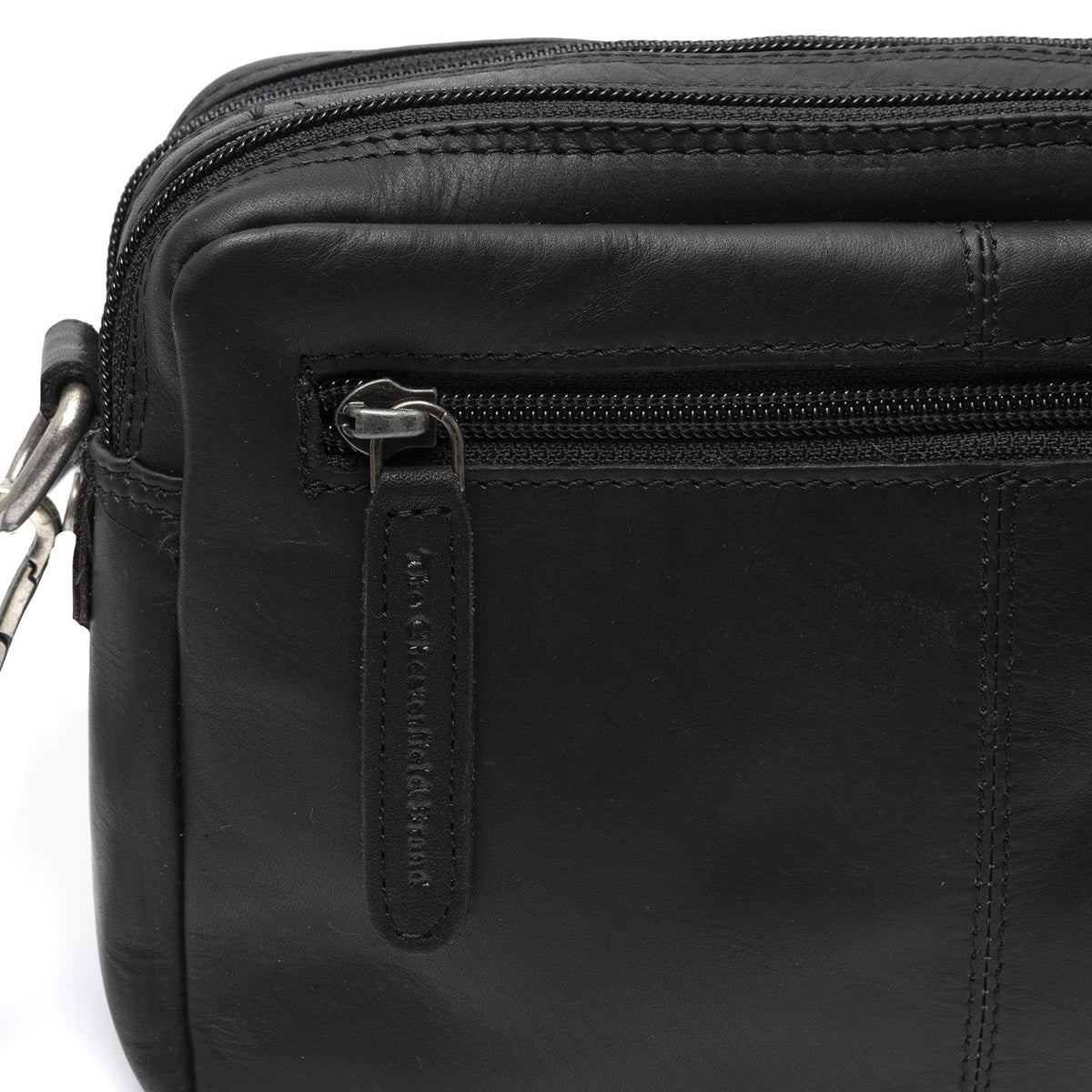 
Solid Antique Brass Hardware & Heavy-Duty Dual Zipper Detail on Samui Crossbodyväska i läder