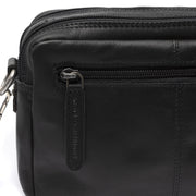 
Solid Antique Brass Hardware & Heavy-Duty Dual Zipper Detail on Samui Crossbodyväska i läder