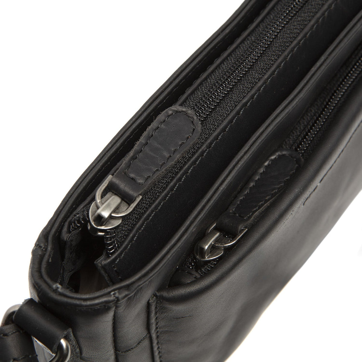 
Solid Antique Brass Hardware & Heavy-Duty Dual Zipper Detail on Southampton Crossbodyväska i läder