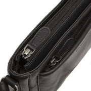
Solid Antique Brass Hardware & Heavy-Duty Dual Zipper Detail on Southampton Crossbodyväska i läder
