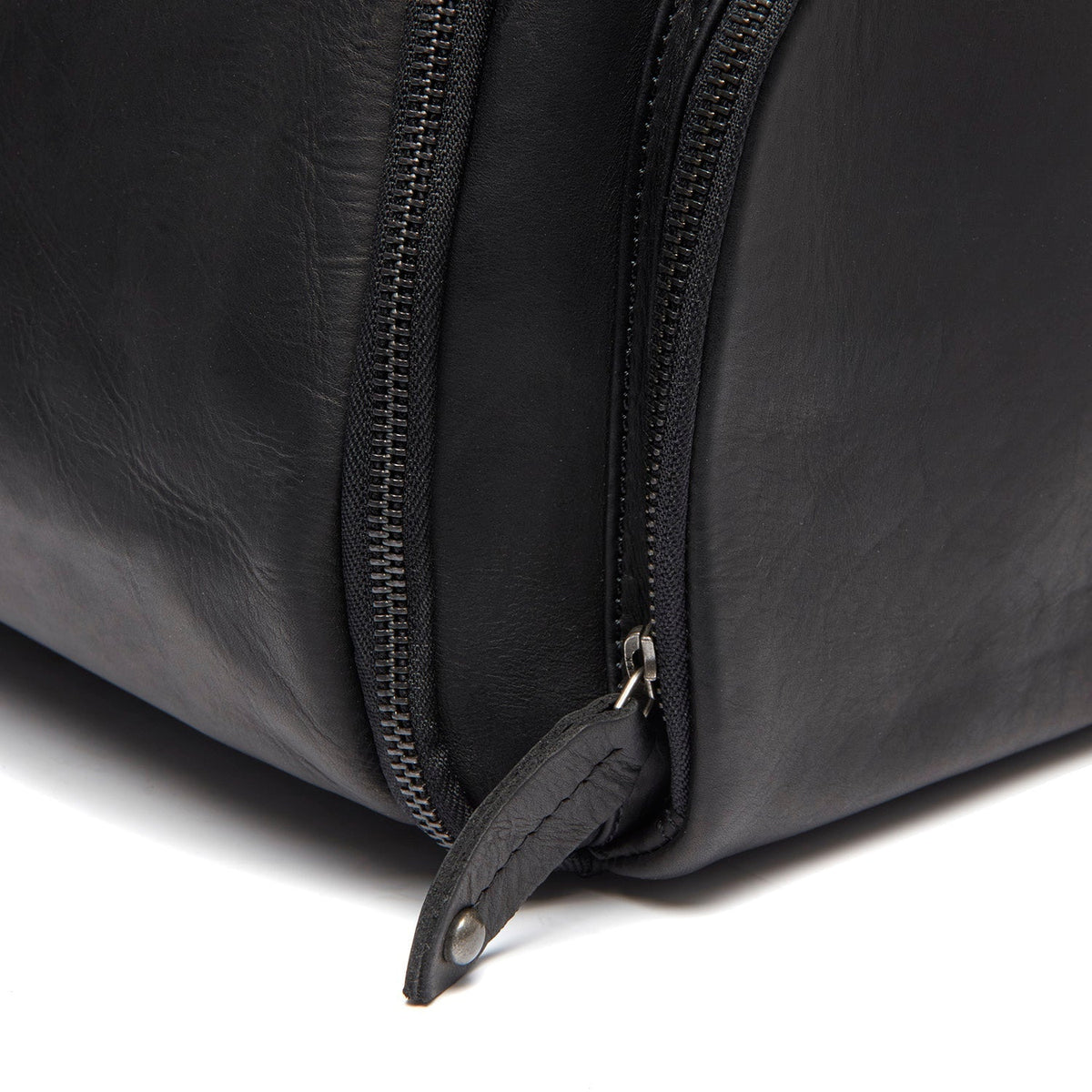 Leather Garment Bag Finlay för Dam - Lateral Side Profile View Showing Sleeve Cut &amp; Athletic Taper Fit